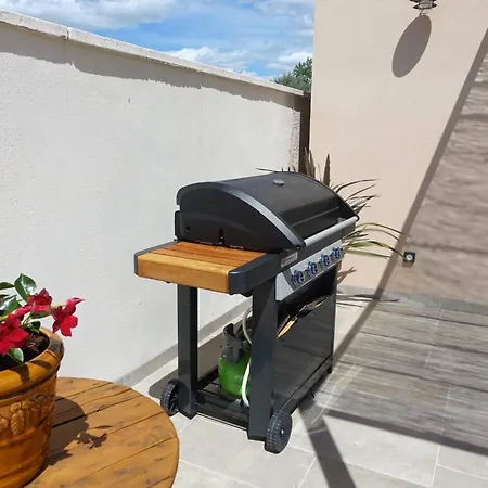 Charmante Avec Piscine A Debordement La Calmette